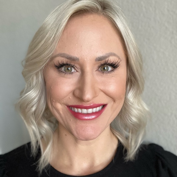 Meet your Posher, Tara - Picture 2 of 2